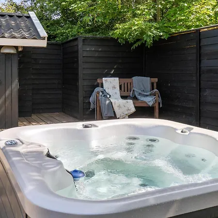 بيت للعطل Lovely In With Jacuzzi Mesinge